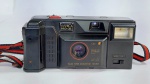 Antiga e conservada Câmera fotográfica - YASHICA - MD - 35 - Funcionamento: 2 pilhas AA - Acondicionada na case original - Funcionando, com flash disparando - Acompanha filme Kodak 35 mm 200 36 exp. Medida: 17 cm x 8 cm x 5 cm.