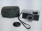 Antiga e conservada Câmera Fotográfica - OLYMPUS TRIP 35 - Disparando e fotômetro funcionando perfeitamente - Acompanha protetor de lente e capinha - Medida: 13 cm x 8 cm x 7 cm.