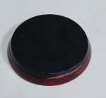 Antigo botão beque 2 camadas. 4,7 cm diâmetro x  0,8 cm espessura. Possui marcas do tempo, conforme fotos.