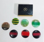 Antigo e lindo lote de jogo de botão. Sendo: 1 goleiro medindo: 5,2 cm x 4 cm x 1,5 cm - Mais 7 botões de 2 camadas, medindo: 2,6 cm a 3 cm de diâmetro.