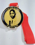Grande medalha comemorativa 100 anos do Cantor e compositor de Samba Brasileiro  - ATAULFO ALVES - 1909/1969 - Metal com camada de resina acrílica. Medida: 8 cm de diâmetro x  0.5 cm de espessura.  No ano de 2009, foi realizado Tributo ao Cantor com lançamento do CD duplo, além de ser homenageado com uma biografia ("Ataulfo Alves - Vida e Obra") recém-lançada por Sérgio Cabral, o sambista mineiro Ataulfo Alves (1909-1969) tem seu centenário celebrado ao longo do mês em uma série de shows no Centro Cultural São Paulo.