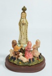 Linda imagem em resina policromada representando - Aparição de Nossa Senhora de Fátima com os 3 pastorinhos. Medida: 15 cm de altura x 11 cm x 9 cm de base.