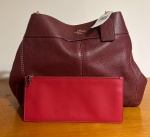 Linda Bolsa em couro vinho. Modelo -  Lexy Pebble Leather Shoulder Bag F28997 -  Acompanha carteira de mão. Sem uso, com etiqueta. Medida da bolsa: 40 cm x 30 cm x 12 cm.