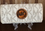 MICHAEL KORS - Linda e original carteira Flap Continental. Sem uso, com etiqueta. Medida: 20 cm larg x 11 cm alt.