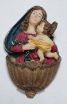 Linda pia de água benta em resina, representando - Nossa Senhora e o Menino Jesus - Medida: 17 cm x 10 cm x 4,5 cm.