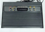 Antigo e Conservado Console - ATARI 2600 - VIDEO COMPUTER SYSTEM - POLYVOX - Medida: 35 cm x 23 cm x 9 cm. Está ligando, por não acompanhar jogo e nem joystick, não foi testado. Vendido no estado.