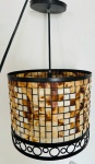 DÉCOR ARTESANAL- Belíssimo Lustre pendente redondo Geribá - Peça inspirada pela conceituada Designer Simone Oliveira - Estrutura em metal, revestimento trançado com filtro de café reciclado. Medida: 21 cm de altura x 26 cm de diâmetro.