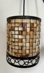 DÉCOR ARTESANAL- Belíssimo Lustre pendente redondo Geribá - Peça inspirada pela conceituada Designer Simone Oliveira - Estrutura em metal, revestimento trançado com filtro de café reciclado. Medida: 21 cm de altura x 18 cm de diâmetro.