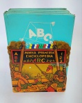 Antiga coleção Infantil - Minha Primeira Enciclopédia - Acompanha 6 volumes, acondicionados no suporte original de madeira. Ano: 1970 - Edição Melhoramento - Capa dura - Medida: 24 cm de altura x 17 cm x 10 cm. OBS: Os livros não estão em bom estado de conservação, possui rabiscos e folhas soltas. Vendido no estado, conforme fotos.