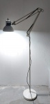 Luminária de chão articulada - STARTEC - Estrutura em metal - Funcionando -  Medida maior: 165 cm de altura x 58 cm x 25 cm de diâmetro de base. Medida desmontada: 62 cm x 25 cm x 25 cm.