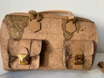 Linda bolsa baú com carteira em couro sintético - Monica Sanches - Inspirada na bolsa Mundi, da marca italiana Alviero Martini Prima Classe. Sem uso - Medida: 33 cm x 24 cm x 15 cm.