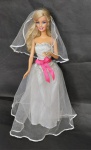 MATTEL - Linda e conservada boneca Barbie Noiva. Ano: 1999. Com brincos, Véu, vestido e uma das mãos articulada com anel. Conforme fotos. Medida: 30 cm de altura.