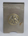Antigo porta bloco de anotações e caneta em metal, representando primeira Eucaristia. Medida: 13 cm x 7,5 cm x1,5 cm.