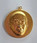 Escola Superior de Guerra - Linda medalha Mérito Marechal Cordeiro de Farias - Metal  dourado com efígie em alto relevo - Medida: 3,5 cm de diâmetro.  A Medalha Mérito Marechal Cordeiro de Farias da ESG - Escola Superior de Guerra, criada em 20 de junho de 1983 e concedida a integrantes da Escola Superior de Guerra, os ex-combatentes, personalidades nacionais e estrangeiras que se destacaram pelos relevantes serviços e organizações militares e instituições civis, nacionais ou estrangeiras que mereceram a homenagem especial da Escola superior de Guerra.