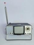 Antiga Micro TV SONY Transistor -  Modelo: 4-203W - AC: 127 V - DC: 12 V-  JAPAN - Não foi testada, faltando 3 botões de off / vol - horizontal e seletor - Não acompanha fonte, conforme fotos. Medida sem a alça: 24 cm x 18 cm x 10 cm.