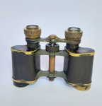 Antigo Binóculo alemão - CARL ZEISS JENA - TELACTEM 8X - Ano: 1909/1913 - Estrutura em metal e bronze - Lentes conservadas, com boa visibilidade. Conforme fotos. Medida: 16 ,5 cm x 12 cm x 5 cm.
