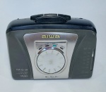 Antigo Walkman AIWA - M.S.P Stereo Radio Cassete Player TA283 - 4 Equalizações: Classic - Pop - Rock - Jazz - Funcionamento: 2 pilhas AA - Funcionando perfeitamente radio AM, FM e equalizador. Necessita de revisão no cassete, conforme fotos. Tokio Japan, Made in Indonesia. Medida: 11,5 cm x 9,5 cm x 4 cm. Não acompanha fone de ouvido.