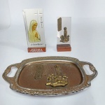 Portugal - Lote de 3 souvenirs religiosos de mesa, representando - Nossa Senhora de Fátima - Confeccionados em metal, vidro e madeira. Mini bandeja possui oxidação, conforme fotos. Medida maior: 17 cm x 11 cm.