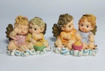 Lote de 2 lindos bibelôs angelicais em resina policromada.  Medida unitária: 8,5 cm x 7 cm x 6,5 cm de altura.