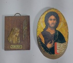 2 lindos e pequenos adornos religiosos de parede, representando - Jesus ícone ortodoxo Russo, imagem sobre tronco de árvore e Nossa Senhora de Fátima, imagem e plaquinha em metal, base de madeira. Medida maior: 10 cm de altura x 6,5 cm x 1 cm.