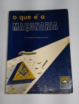 Antigo Livro Maçônico - O QUE É A MAÇONARIA - A. Tenório D' Albuquerque - Editôra Aurora - 6ª Edição - Possui 277 páginas - Brochura - Capa com desgastes, páginas conservadas - Conforme fotos - Medida: 22 x 16 m.
