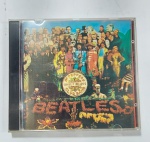 CD - Conservado e original COMPACT DISC - BEATLES  - Sgt. PEPPER'S LONELY HEARTS CLUB BAND - Ano: 1967 - CBS - Acompanha encarte. Medida: 14 cm x 12 cm x 1 cm.