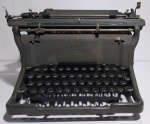 Antiga e linda Máquina de Escrever americana -  UNDERWOOD - Considerada a mãe das máquinas de escrever modernas - Estrutura de ferro - Aparentemente completa, porém não foi feito teste de funcionamento. Conforme fotos. Medindo: 36  X 32 X 34 cm.