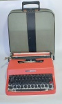 Antiga, conservada e linda  máquina de escrever - OLIVETTE LETTERA 32 - Toda em metal - funcionando, porém precisa de trocar a fita - Acondicionada na maleta original - A maleta está fechando, mas o puxador do Zíper quebrou. Medida da Maleta: 35 cm x 32 cm x 10 cm.