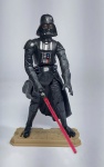 STAR WARS - Linda e conservada miniatura de coleção representando - DARTH VADER - Hasbro 2010 - Material: PVC - Medida: 12 cm de altura x 7 cm x 4 cm.