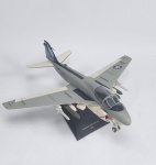 Aviões de Combate - Linda miniatura de coleção representando o Jato  -  GRUMMAN A-6E INTRUDER  - EUA - Escala: 1/72 - Material: Metal e plástico - Acompanha revista - Editora Planeta DeAgostine do Brasil Ltda - Ano: 2013 - Medida: 23 cm comprimento x 22,5 cm de envergadura da asa  x 11 cm de altura com o suporte. OBS: O antigo proprietário fixou com cola o avião no pino de encaixe do suporte. ( Não é quebrado )