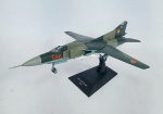 Aviões de Combate - Linda miniatura de coleção representando o Jato  -  MIG-23  MF FLOGGER - DDR - Escala: 1/72 - Material: Metal e plástico - Acompanha revista - Editora Planeta DeAgostine do Brasil Ltda - Ano: 2013 - Medida: 23 cm comprimento x 20 cm de envergadura da asa  x 10 cm de altura com o suporte. OBS: O antigo proprietário fixou com cola o avião no pino de encaixe do suporte. ( Não é quebrado )