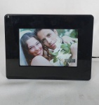 Porta Retrato Digital - ''Digital Photo Frame'' - Modelo: EL-101 - Digital Spectrum Solutions Inc. Model: 101 - Conservado - Funcionando Perfeitamente - Acompanha fonte - Possibilidade em colocar na parede ou na mesa - Medida: 20,5 x 16 x 2,5 cm.