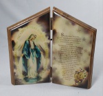 Lindo Adorno de Mesa Religioso - Canção Nova - Representando a Santíssima Virgem Maria com oração - Estrutura em madeira com detalhes em resina - Medida do adorno aberto: 18 x 17 x 1,5 de espessura.