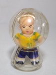 Linda Bonequinha de Coleção - FOFOLETE Seleções do Mundo - Brasil - Acondicionada na embalagem original de acrílico - Representando bola de futebol - Bem conservada - Medida da embalagem: 9 cm de alt x 6 cm de diâmetro de bola.