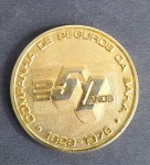 Antiga Medalha Comemorativa - 50 Anos - Companhia de Seguros da Bahia - 1929-1979 - Metal dourado - FAB: Randal-RJ - Medida: 5 cm de diâmetro x 0,4 cm espessura.