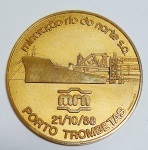 Medalha comemorativa do embarque do 1000 (Milésimo) Navio de Bauxita - Porto de Trombetas - Ano: 1988 - Mineradora - Rio  do Norte S/A - Metal dourado - Medida: 60mm de diâmetro x 44 mm de espessura - Randal-RJ.