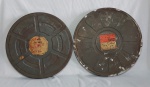 Lote de 2 antigas e grandes latas porta carretel de filmes. Sendo uma da Kodak -USA - Medida: das Latas: 40 cm de diâmetro x 4,5 cm espessura, a outra: 38 cm de Diâmetro x  4,5 cm de espessura. Possui oxidação, conforme fotos.