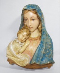 Belíssima e Antiga Escultura de Parede - Em maciça resina - Representando Virgem Maria e o Menino Jesus - Com riqueza de detalhes. Pintada à mão - Medida: 25 x 19 x 8,5 cm. Peso: 1.350 gramas.