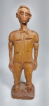 Arte Popular - Escultura entalhada em madeira - Representando homem - Conforme fotos - Medida: 14 cm de alt x 5 x 3,5 cm.