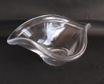 Linda Fruteira em Espesso Vidro Cristal Translúcido. Feitio ondulado - Medida maior: 28 cm. Medida da altura: 13 cm. Medida da espessura: 1,5 cm. Peso: 2.150 gramas.