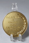 Linda e Conservada Medalha Comemorativa - Cinquentenário de Formatura  - 1936/1986 - Colégio Andrews - Metal Dourado - Medida: 52 mm de diâmetro x 4 mm de espessura.