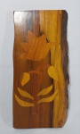 Lindo adorno de Parede em madeira nobre - Com lindo trabalho de Marchetaria representando Rosa - Medida: 31,5 cm de comprimento x 4,5 cm de espessura.