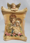 Antigo Adorno de mesa - Em Formato de Pergaminho - Representando Sagrada Família - Em resina - Medida: 12 x 8,5 x 3 cm.