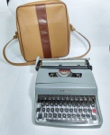 Antiga e conservada Máquina de escrever - Olivetti Lettera 32 - Cor: Cinza -  Acondicionada na bolsa com alça original. Funcionando, porém necessita de fita nova. Medida: 33 cm x 32 cm x 11 cm.