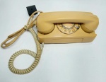 Antigo telefone tijolinho de disco - GTE - Anos 70 - Baquelite - Não foi testado - Necessita de revisão no disco, está travando no retorno da discagem. Medida: 21 cm x 11 cm x 11 cm.