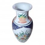Vaso em porcelana oriental decorado com policromia e selo vermelho na base, Alt. 17, Diam. 8 cm.