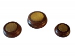 COLECIONISMO - Três caixas executadas em madeira nobre com medalhão central em cobre com design trançado, Diam. 15 a  10, Alt. 6 a 4 cm.