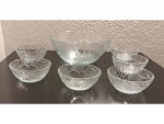 Saladeira com 6 bowls em cristal lapidado, Diam. 25, Alt.10 e Diam. 12, Alt. 6cm.
