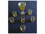 Seis copos para aperitivos sendo 5 lapidados e grande taça nas cores ouro a taça com haste e base translúcida, Alt.8, Diam.6 e 18 x 10 cm.