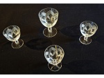 Quatro taças em cristal lapidado, sendo 3 para vinho do Porto e 1 para vinho branco, Alt. 6, Diam. 4 cm.